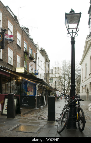 Alten Londoner Straßenszene mit Fahrrädern und alte Laterne Stockfoto