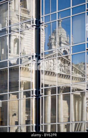 England Hampshire Portsmouth Guildhall reflektiert in in der Nähe Civic Bürogebäude Glas. Ursprünglich erbaut im Jahre 1890 wieder aufgebaut im Jahre 1959 Stockfoto