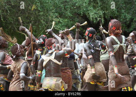 Afrika, Äthiopien, Omo River Valley Hamer Stamm Tribal Dance Frauen Rücken sind gezeichnet von rituellen Auspeitschen Stockfoto