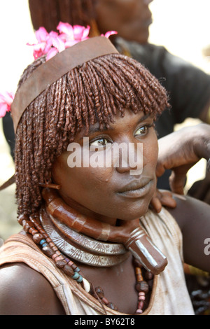 Afrika, Äthiopien, Omo Fluss Tal Hamer junge weibliche Stammesmitglied mit Ocker im Haar Stockfoto