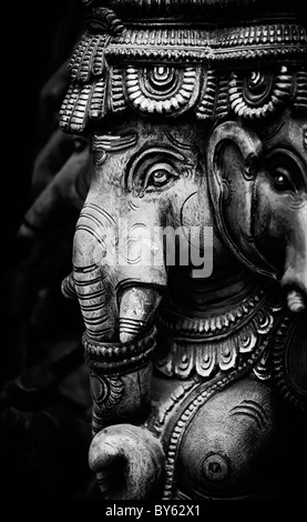 Hinduistische Elefantengott, Lord Ganesha. Der Spitze drei hölzerne Statue der hindu-Tempel. Monochrom Stockfoto