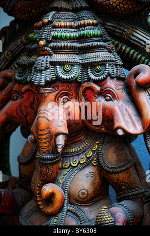 Hindu Elefantengott, Lord Ganesha. Drei vorangegangen farbige Tempel hölzerne Statue. Andhra Pradesh, Indien Stockfoto