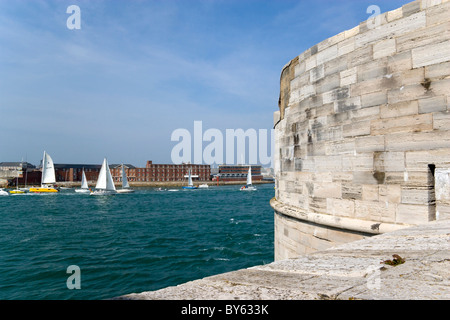 ENGLAND Hampshire Portsmouth Yachten zu betreten und verlassen des Hafens zwischen den Rundturm und HMS Dolphin in Gosport Stockfoto