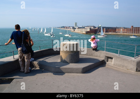 ENGLAND Hampshire Portsmouth Touristen-Familie auf der Runde Turm mit Yachten betreten und verlassen der Hafeneinfahrt Stockfoto