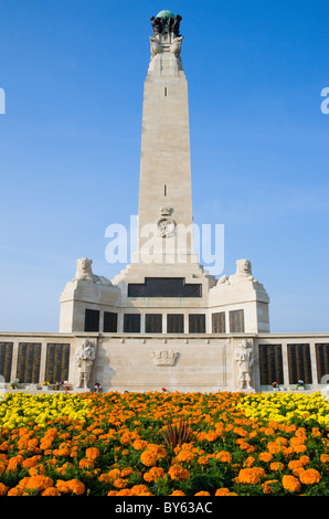 ENGLAND Hampshire Portsmouth Weltkrieg ein Naval Memorial Obelisk auf Southsea Seafront, entworfen von Sir Robert Lorimer Stockfoto