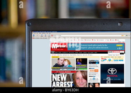 Der Spiegel-Online-Ausgabe angezeigt auf einem Laptopcomputer, UK Stockfoto