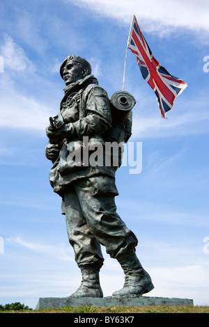 England Hampshire Portsmouth Southsea Royal Marines Museum Bronze Skulptur mit dem Titel Yomper von Philip Jackson Stockfoto