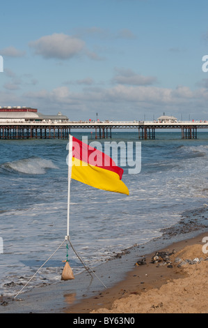 Rote und gelbe Strand Flagge einen sicheren Platz zum Schwimmen im Cromer Beach, Norfolk, England. Stockfoto