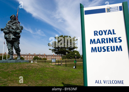 England Hampshire Portsmouth Southsea Royal Marines Museum Bronze Skulptur mit dem Titel Yomper von Philip Jackson Stockfoto