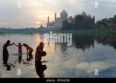 Taj Mahal & sammeln von Wasser am Ufer des Flusses Yamuna, Agra, Indien Stockfoto