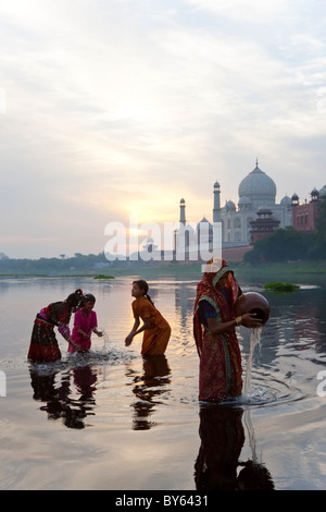 Taj Mahal & sammeln von Wasser am Ufer des Flusses Yamuna, Agra, Indien Stockfoto