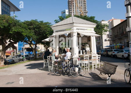 Israel, Tel Aviv, Rothschild Boulevard, Menschen in einem Straßencafé Stockfoto