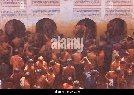 Holi-Fest in einem Tempel nr Mathura, Uttar Pradesh, Indien Stockfoto