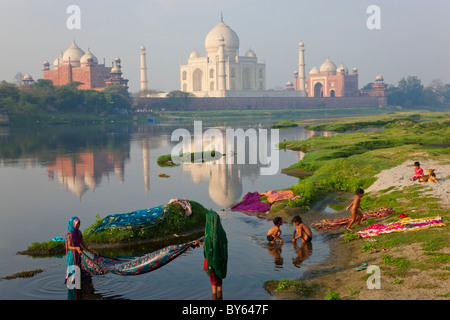 Waschen & Taj Mahal am Ufer des Flusses Yamuna, Agra, Indien Stockfoto