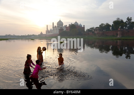 Taj Mahal & sammeln von Wasser am Ufer des Flusses Yamuna, Agra, Indien Stockfoto