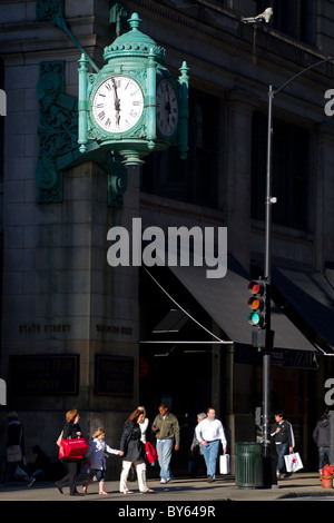 Die Uhr am Marshall Field State Street speichern in Chicago, Illinois, USA. Stockfoto