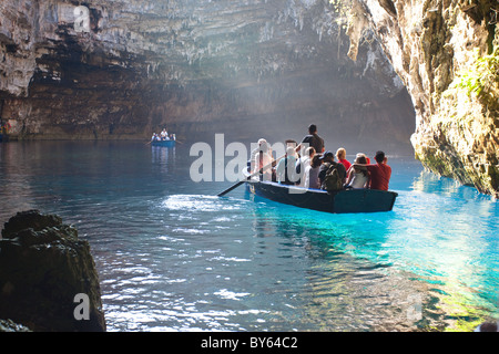 Ausflugsboote in Melissani Höhle in der Nähe von Sami Kephallonia Ionische Inseln Griechenland Stockfoto