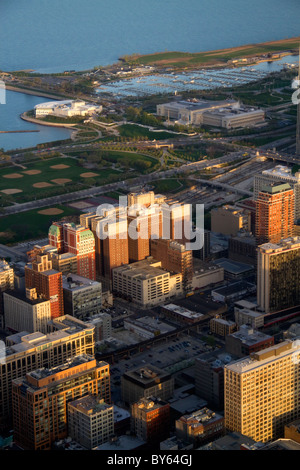 Blick auf die Stadt und den Lake Michigan Uferpromenade vom Willis Tower in Chicago, Illinois, USA. Stockfoto
