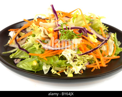 Frische, gesunde Gemischte Sommer vegetarisch Salat vor einem weißen Hintergrund ohne Menschen und einen Freistellungspfad Stockfoto