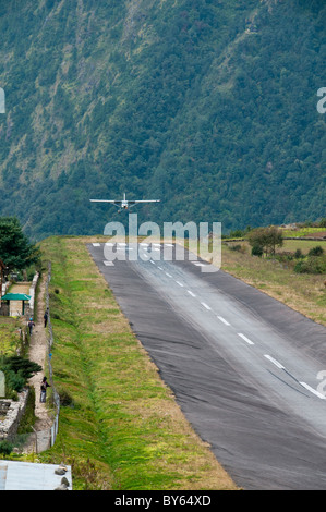 kleines Flugzeug Landung auf der gefährlichen und winzige Lukla-Landebahn in der Everest Region Nepals Stockfoto