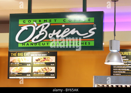 Melden Sie sich an eine O'Briens Kaffee und Sandwich Bar im Flughafen von Glasgow, Schottland Stockfoto