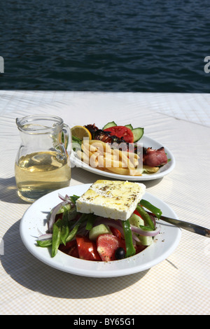 Griechischer Salat mit Feta-Käse Stockfoto