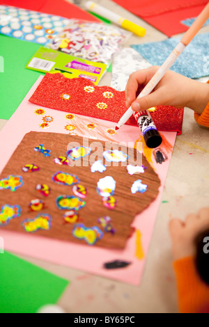 Nahaufnahme von Kindern ist Handwerk und Kunst Arbeit gemacht worden. Stockfoto