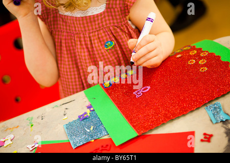 Nahaufnahme von Kindern ist Handwerk und Kunst Arbeit gemacht worden. Stockfoto