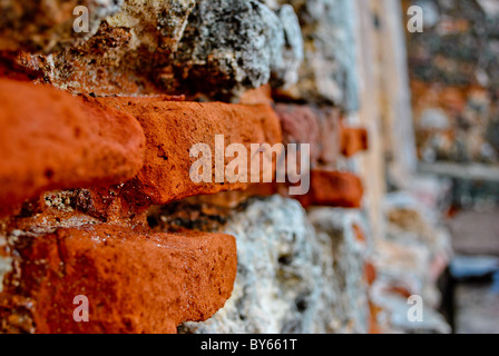 Alte Ziegel in der Festungsmauer. Stockfoto
