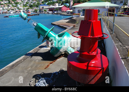 Backbord und Steuerbord Hafen Marker Bojen auf Kai, St. George's, Grenada, Karibik. Stockfoto