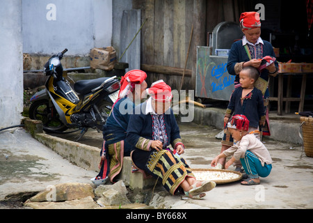 Red Dzao ethnischen. Frau und Kinder Gruppe. Stockfoto