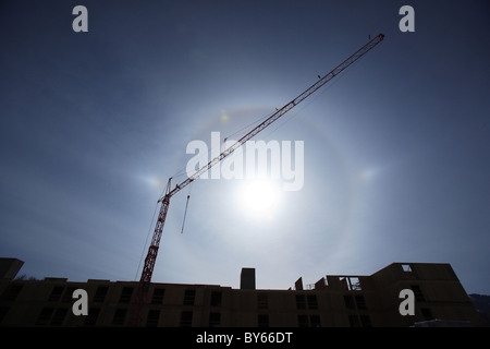 Eine aufrechte Sockel Kran auf einer Baustelle Stockfoto