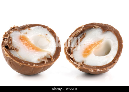 Nahaufnahme von einem halbierten Cadbury Creme Ei Stockfoto