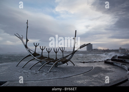 Sólfar, eine Skulptur in Reykjavík, Island, während eines Sturms Januar. Stockfoto