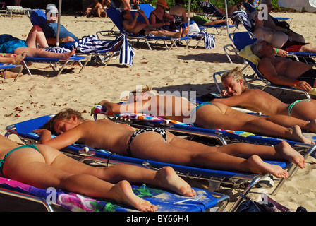 Urlauber auf Strand, Bridgetown, Barbados, Karibik Sonnen. Stockfoto