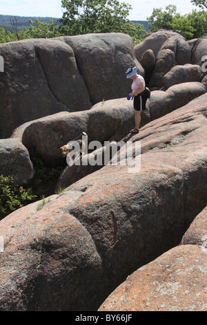 Frau Wanderer Hund Elefantenpark Felsen Staat Missouri Stockfoto