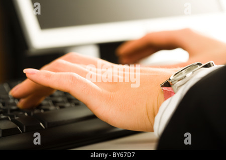 Horizontale Foto eines Sekretärs übergibt die Schlüssel vom computer Stockfoto