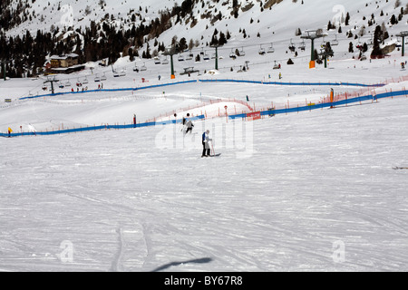 Skifahrer, Skifahren auf den Pisten auf den Passo Pordoi Selva Val Gardena-Dolomiten-Italien Stockfoto