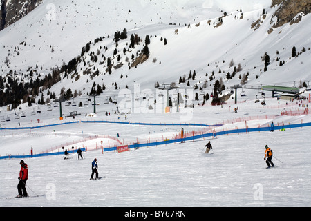 Skifahrer, Skifahren auf den Pisten auf den Passo Pordoi Selva Val Gardena-Dolomiten-Italien Stockfoto