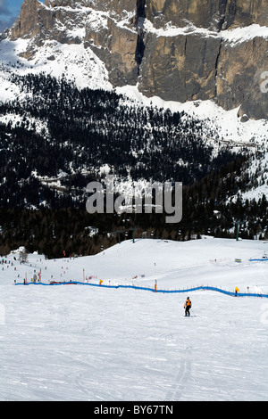 Skifahrer, Skifahren auf den Pisten auf den Passo Pordoi Selva Val Gardena-Dolomiten-Italien Stockfoto