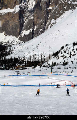 Skifahrer, Skifahren auf den Pisten auf den Passo Pordoi Selva Val Gardena-Dolomiten-Italien Stockfoto