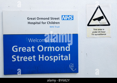 Willkommen Sie im Great Ormond Street Hospital Zeichen und CCTV Überwachung Warnung Hinweis, London, England, UK Stockfoto