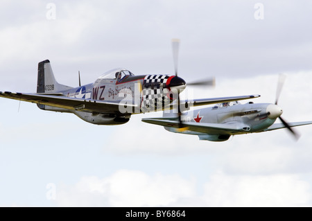 North American P - 51D Mustang "Big Beautiful Doll" und Yakovlev Yak-3UA in einer Formation Überflug bei Duxford Flying Legends Airshow Stockfoto