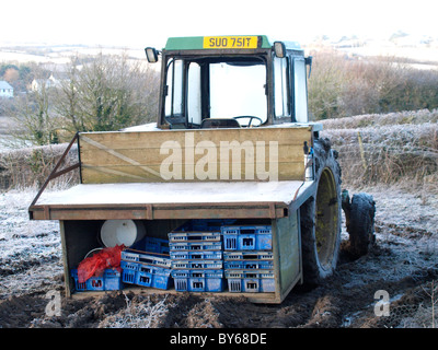 Traktor an einem frostigen Morgen, Cornwall, UK Stockfoto