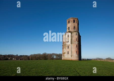 Horton-Turm in Dorset, in der Nähe von Wimborne, England ist eine fünfstöckige rote Backsteinturm - eine Torheit Stockfoto