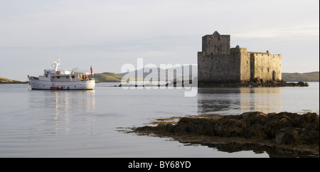 Blick auf Kisimul Castle und Boot, Isle of Barra, äußeren Hebriden Stockfoto