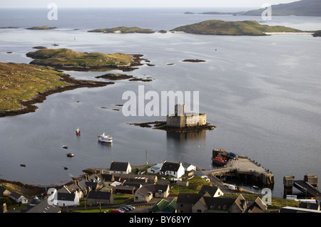 Blick über Castlebay und Kisimul Castle, Isle of Barra, äußeren Hebriden Stockfoto