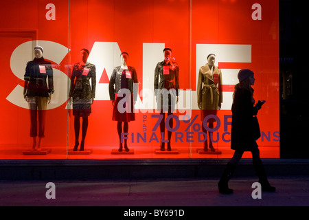 Verkaufsschild und Mannequin in der Londoner Regent Street Kleidung Schaufenster Stockfoto