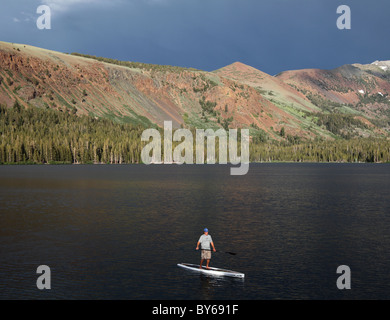 Stand-up Paddleboarder erforscht Lake Mary in Mammoth Lakes Becken Stockfoto