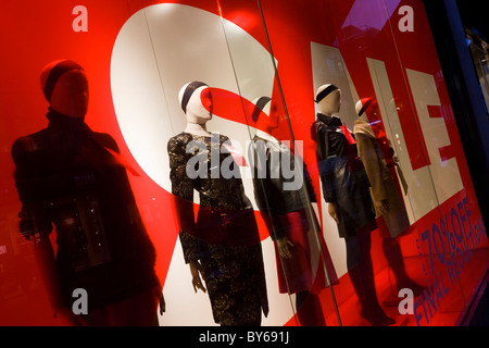 Verkaufsschild und Mannequin in der Londoner Regent Street Kleidung Schaufenster Stockfoto